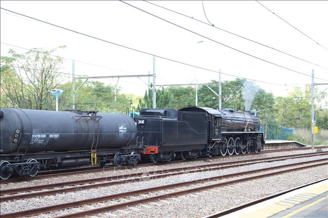 Khói trắng bay lên từ ống khói của đầu tầu, tiếng còi rít dài vang vọng qua những khu phố yên bình. Ảnh: Hồng Minh - PV TTXVN tại Nam Phi