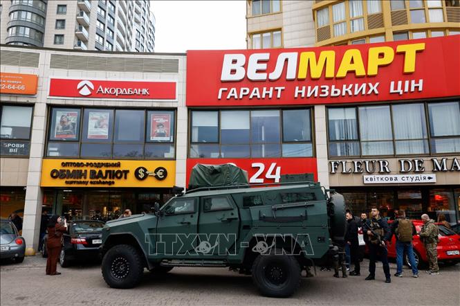 Lực lượng an ninh Ukraine phong toả bên ngoài siêu thị ở quận Holosiivskyi, phía Nam thủ đô Kiev, nơi nghi phạm nổ súng bắt giữ con tin, ngày 18/4/2026. Ảnh: REUTERS/TTXVN