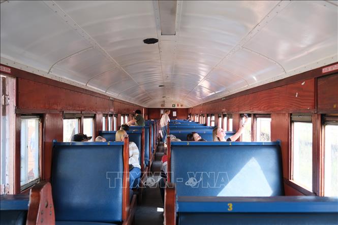 Hành khách hào hứng chụp ảnh lưu niệm trên tàu hỏa hơi nước. Ảnh: Hồng Minh - PV TTXVN tại Nam Phi