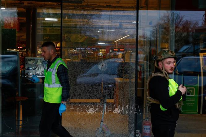 Lực lượng an ninh Ukraine phong toả bên ngoài siêu thị ở quận Holosiivskyi, phía Nam thủ đô Kiev, nơi nghi phạm nổ súng bắt giữ con tin, ngày 18/4/2026. Ảnh: REUTERS/TTXVN