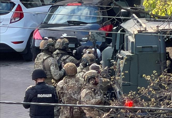 Lực lượng an ninh Ukraine phong toả bên ngoài siêu thị ở quận Holosiivskyi, phía Nam thủ đô Kiev, nơi nghi phạm nổ súng bắt giữ con tin, ngày 18/4/2026. Ảnh: REUTERS/TTXVN