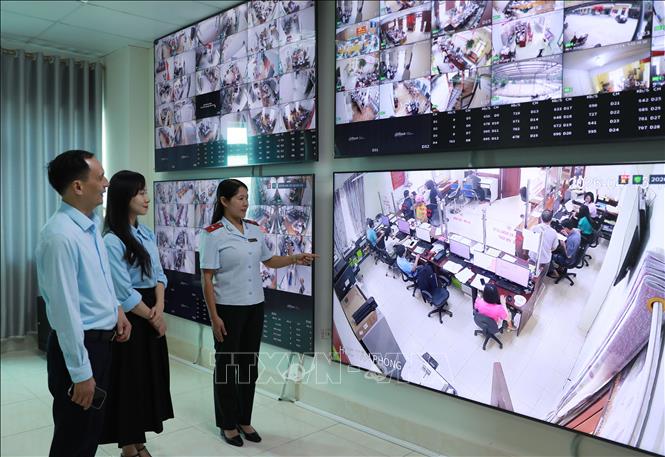 Việc phục vụ người dân đến làm thủ tục hành chính tại Trung tâm phục vụ hành chính công tỉnh Lai Châu luôn được giám sát chặt chẽ. Ảnh: Việt Dũng - TTXVN
