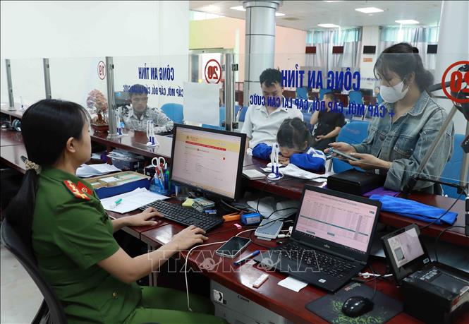 Cán bộ Công an tỉnh Lai Châu xử lý thủ tục hành chính của người dân trên hệ thống điện tử. Ảnh: Việt Dũng - TTXVN
