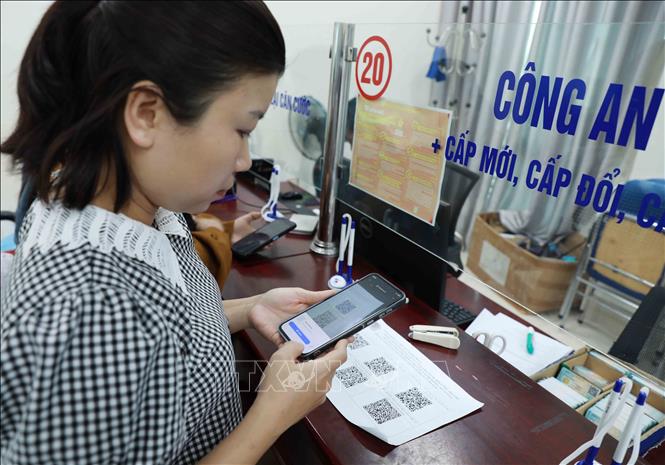 Người dân quét mã để thực hiện các thủ tục hành chính tại Trung tâm phục vụ hành chính công tỉnh Lai Châu. Ảnh: Việt Dũng - TTXVN
