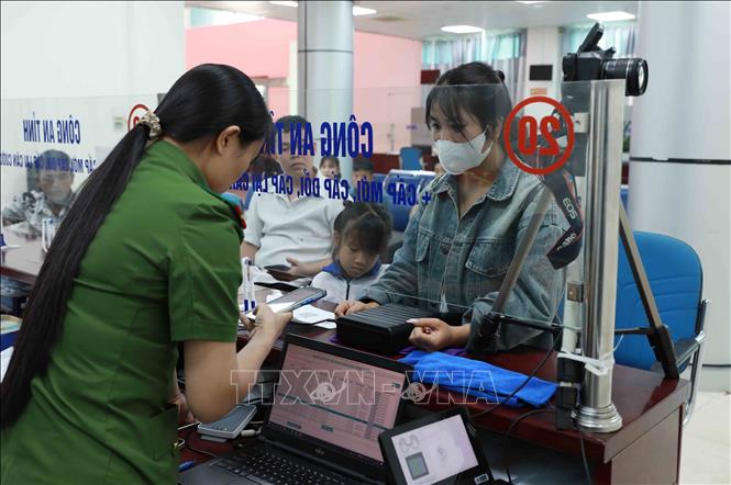 Cán bộ Công an tỉnh Lai Châu hướng dẫn người dân thực hiện thủ tục hành chính trên hệ thống điện tử. Ảnh: Việt Dũng - TTXVN
