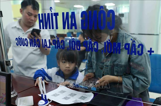 Người dân quét mã để thực hiện các thủ tục hành chính tại Trung tâm phục vụ hành chính công tỉnh Lai Châu. Ảnh: Việt Dũng - TTXVN
