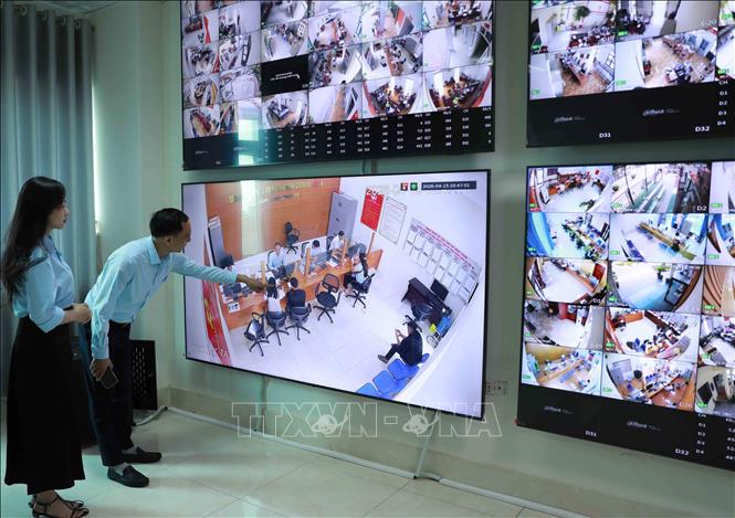 Việc phục vụ người dân đến làm thủ tục hành chính tại Trung tâm phục vụ hành chính công tỉnh Lai Châu luôn được giám sát chặt chẽ. Ảnh: Việt Dũng - TTXVN