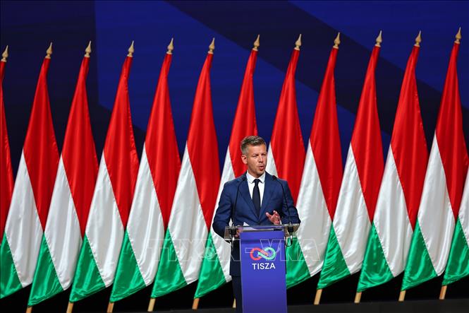 Ông Peter Magyar, lãnh đạo đảng Tisza, phát biểu trong cuộc họp báo tại Budapest, Hungary. Ảnh: THX/TTXVN
