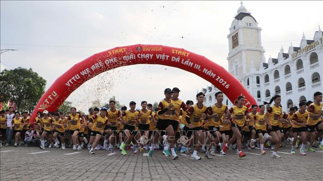 Các vận động viên xuất phát trong Giải Chạy việt dã “VTTU-WE ARE ONE”. Ảnh: Hồng Thái - TTXVN