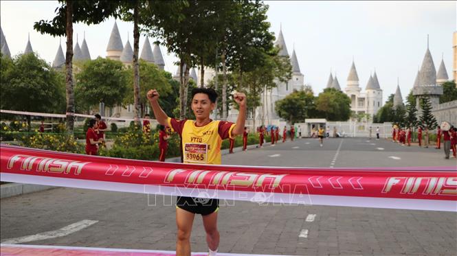 Vận động viên về đích tại Giải Chạy việt dã “VTTU-WE ARE ONE”. Ảnh: Hồng Thái - TTXVN