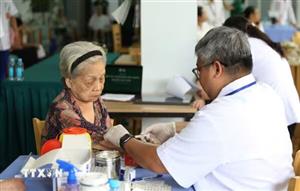 Già hóa dân số: Không thể chỉ dựa vào gia đình trong chăm sóc người cao tuổi