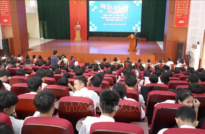 Chương trình trải nghiệm thực tế “One Day As A Ulawer” tại Phân hiệu Quảng Trị. Ảnh: Thanh Thuỷ-TTXVN                               