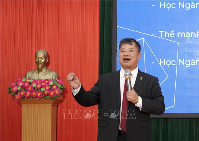 Đại diện Phòng Tư vấn tuyển sinh Trường Đại học Luật thành phố Hồ Chí Minh giới thiệu về môi trường học tập, hoạt động phong trào, cơ hội việc làm... Ảnh: Thanh Thuỷ-TTXVN                         