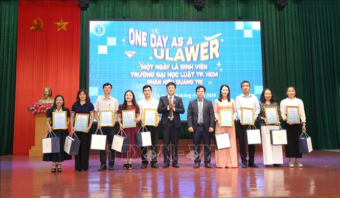 Trao tặng thư cảm ơn và quà lưu niệm cho các trường. Ảnh: Thanh Thuỷ-TTXVN                               