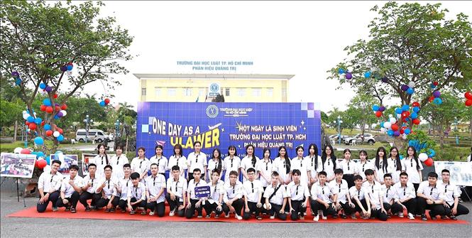 Hơn 500 học sinh và thầy cô giáo đến từ các trường THPT trên địa bàn tỉnh Quảng Trị và khu vực lân cận tại chương trình. Ảnh: Thanh Thuỷ-TTXVN