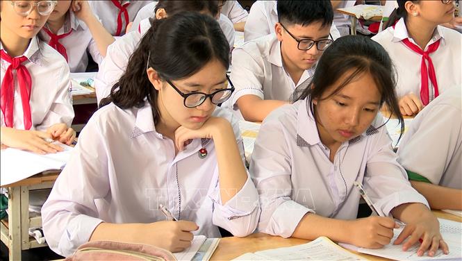 Học sinh trường THCS Nguyễn Đức Cảnh (xã Thái Thụy, tỉnh Hưng Yên) tập trung ôn thi ngoại ngữ để chuẩn bị cho Kỳ thi tuyển sinh vào lớp 10. Ảnh: Thế Duyệt - TTXVN 