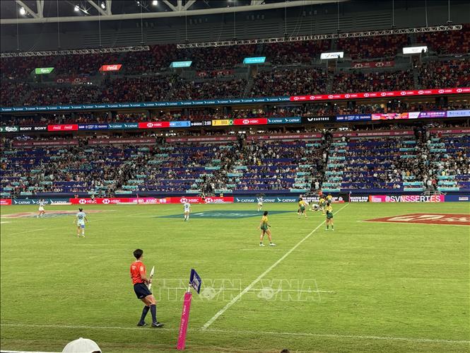 Giải bóng bầu dục 7 người trên sân vận động Kai Tak. Ảnh: Mạc Luyện PV TTXVN tại Hong Kong