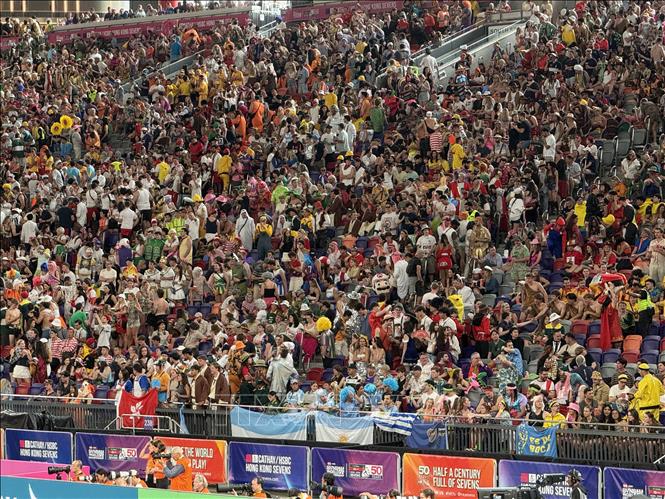 Người hâm mộ từ khắp nơi trên thế giới với trang phục rực rỡ tới xem thi đấu. Ảnh: Mạc Luyện - PV TTXVN tại Hong Kong