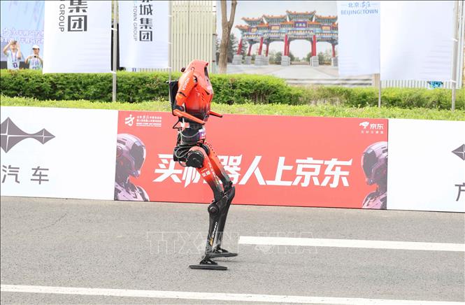 Các robot chuẩn bị thi đấu. Ảnh: Công Tuyên-PV TTXVN tại Trung Quốc