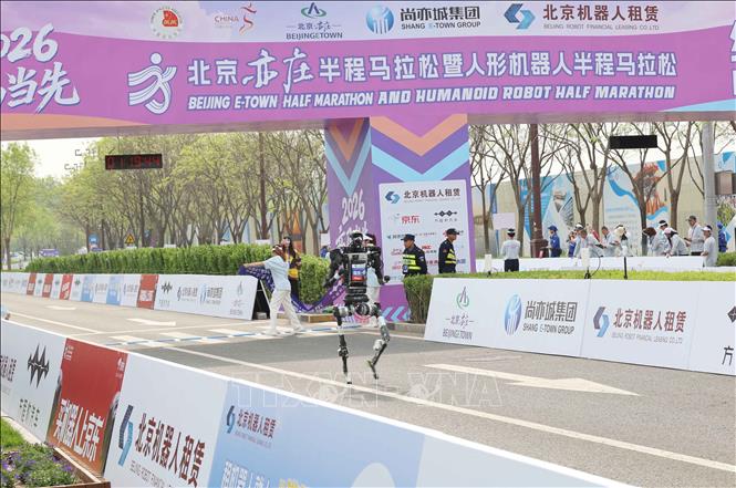 Các robot lần lượt băng băng chạy về đích. Ảnh: Công Tuyên-PV TTXVN tại Trung Quốc