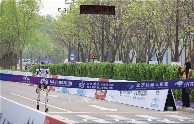 Các robot lần lượt chạy về đích. Ảnh: Công Tuyên-PV TTXVN tại Trung Quốc