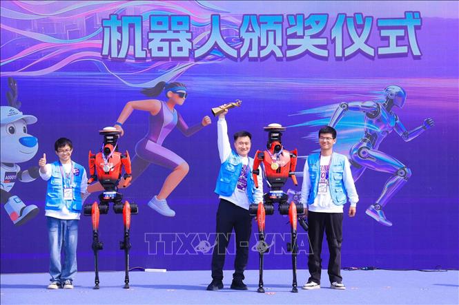 Robot “Shandian” (Tia chớp) của đội “Tề Thiên Đại Thánh” thuộc Honor Bắc Kinh (phải) giành chức vô địch với thời gian thực tế 50 phút 26 giây. Ảnh: TTXVN phát