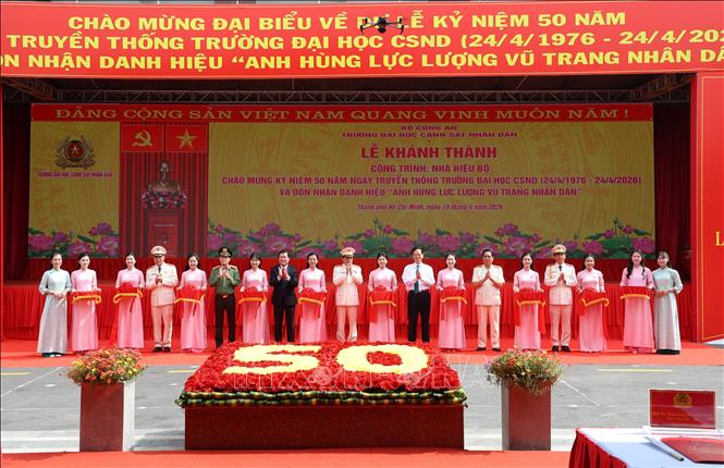 Các đại biểu thực hiện nghi thức cắt băng khánh thành công trình Nhà hiệu bộ tại Lễ kỷ niệm. Ảnh: Hồng Đạt - TTXVN