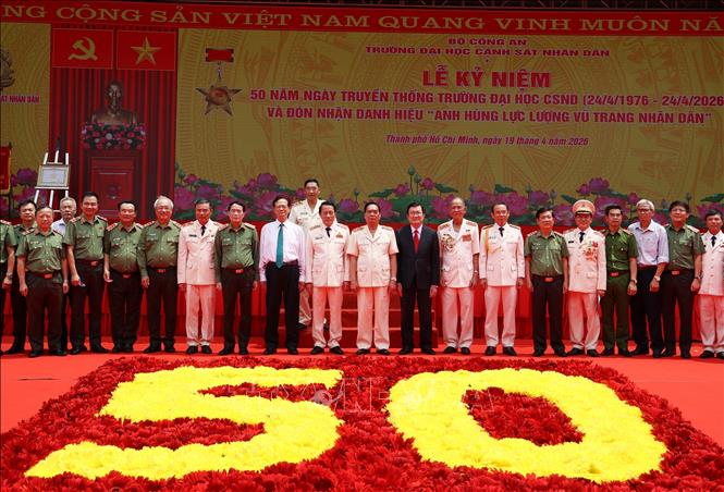 Các đồng chí lãnh đạo, nguyên lãnh đạo Đảng, Nhà nước và các đại biểu tham dự Lễ kỷ niệm. Ảnh: Hồng Đạt - TTXVN