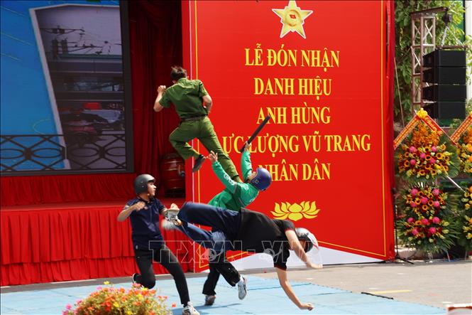 Biểu diễn kỹ thuật, chiến thuật quân sự đánh bắt đối tượng trong Lễ kỷ niệm. Ảnh: Hồng Đạt - TTXVN