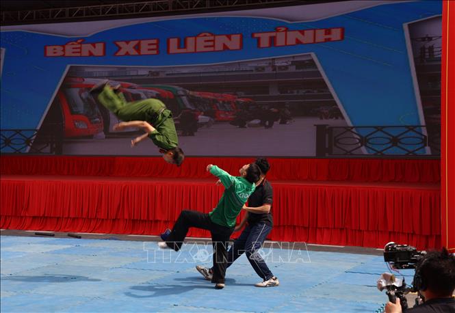 Biểu diễn kỹ thuật, chiến thuật quân sự đánh bắt đối tượng trong Lễ kỷ niệm. Ảnh: Hồng Đạt - TTXVN