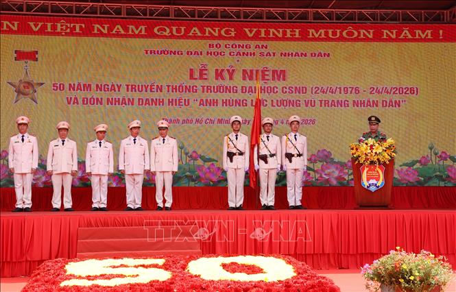 Thiếu tướng Lê Hồng Hiệp, Phó Cục trưởng, Cục Công tác Chính trị công bố Quyết định của Chủ tịch nước về việc phong tặng danh hiệu Anh hùng Lực lượng vũ trang nhân dân cho Trường Đại học Cảnh sát nhân dân. Ảnh: Hồng Đạt - TTXVN