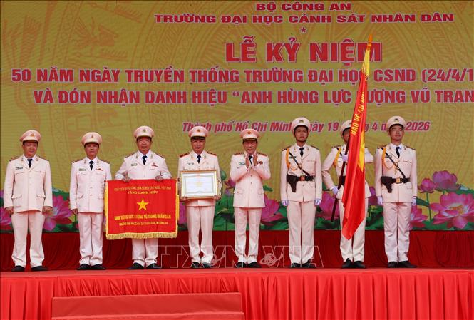 Trường Đại học Cảnh sát nhân dân đón nhận danh hiệu Anh hùng Lực lượng vũ trang nhân dân đúng dịp kỷ niệm 50 năm Ngày truyền thống của trường (24/4/1976 - 24/4/2026). Ảnh: Hồng Đạt - TTXVN