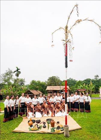 Đồng bào Chu Ru, tỉnh Lâm Đồng tái hiện Lễ cúng mừng lúa mới của dân tộc Chu Ru. Ảnh: Khánh Hoà - TTXVN