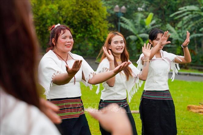 Sau phần nghi thức là phần hội với các tiết mục giao lưu hát, múa, kết nối cộng đồng. Ảnh: Khánh Hoà - TTXVN