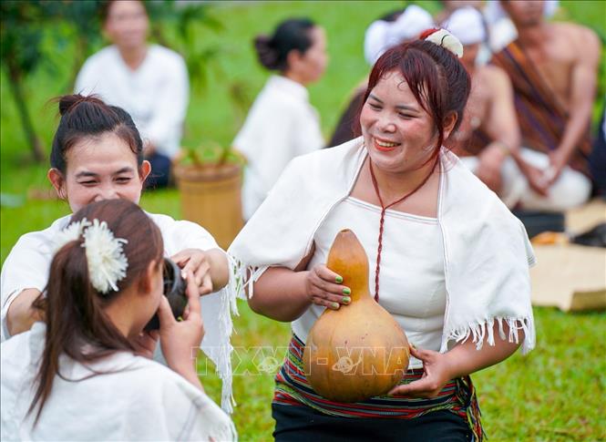 Lễ cúng mừng lúa mới - lễ thức quan trọng trong đời sống tâm linh, văn hóa cộng đồng bào Chu Ru. Ảnh: Khánh Hoà - TTXVN