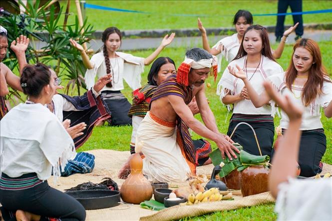 Lễ cúng mừng lúa mới - lễ thức quan trọng trong đời sống tâm linh, văn hóa cộng đồng bào Chu Ru. Ảnh: Khánh Hoà - TTXVN