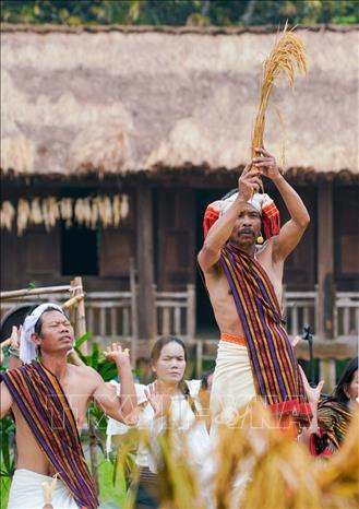 Thầy cúng thực hiện các nghi lễ. Ảnh: Khánh Hoà - TTXVN