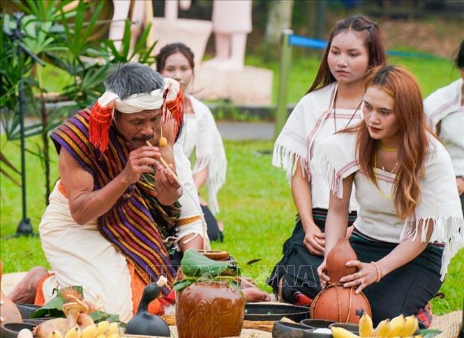 Lễ cúng mừng lúa mới - lễ thức quan trọng trong đời sống tâm linh, văn hóa cộng đồng bào Chu Ru. Ảnh: Khánh Hoà - TTXVN