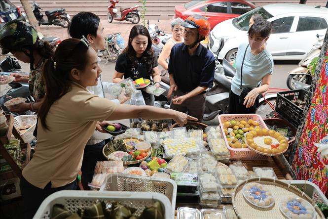 Không khí mua bán nhộn nhịp trong dịp Tết Hàn thực. Ảnh: Lê Đông - TTXVN