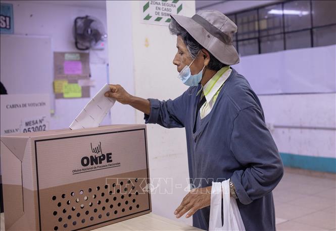 Cử tri bỏ phiếu tại điểm bầu cử ở Lima, Peru ngày 12/4/2026. Ảnh: THX/TTXVN