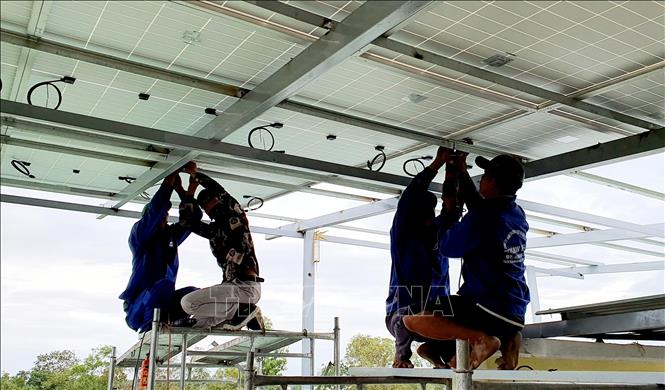 Nhiều doanh nghiệp và hộ dân ở Cà Mau sử dụng điện mặt trời để giảm chi phí. Ảnh: Trung Hiếu. TTXVN