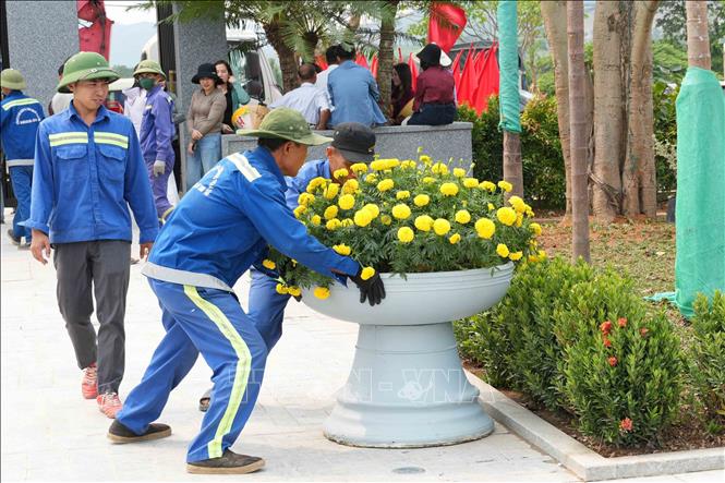 Các hạng mục trang trí như bồn hoa, chậu cảnh được bố trí tại Khu lưu niệm Tổng Bí thư Hà Huy Tập. Ảnh: Hữu Quyết - TTXVN 