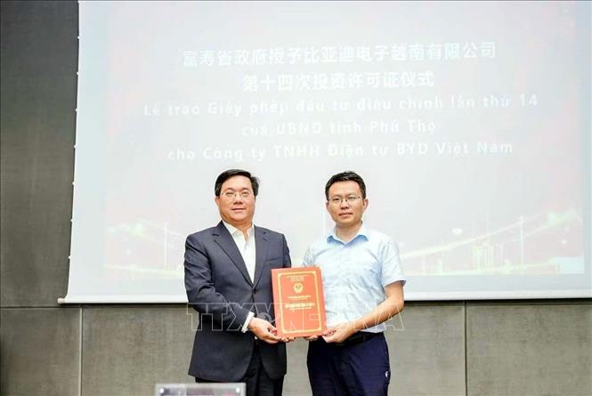 Ông Trần Duy Đông, Chủ tịch UBND tỉnh Phú Thọ trao giấy chứng nhận tăng nguồn vốn đầu tư của Tập đoàn BYD vào địa bàn tỉnh Phú Thọ. Ảnh: TTXVN phát
