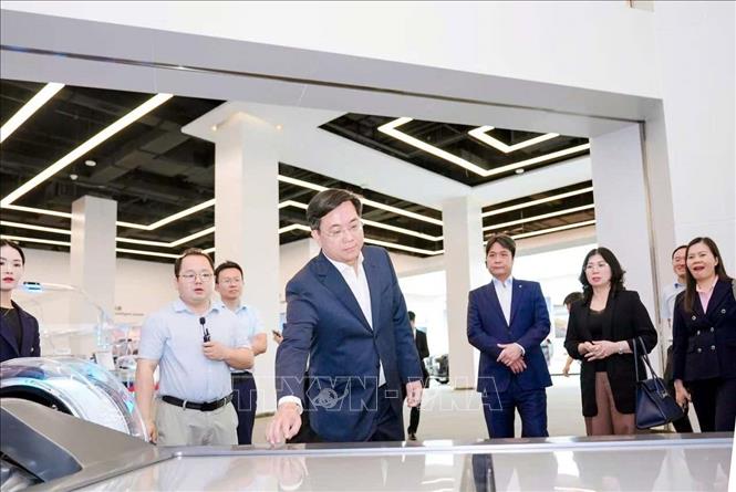 Lãnh đạo tỉnh Phú Thọ và Tập đoàn BYD tham quan mô hình sản xuất. Ảnh: TTXVN phát
