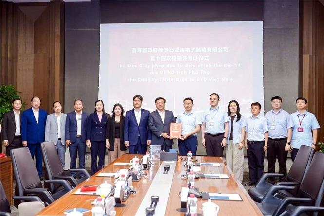 Lãnh đạo tỉnh Phú Thọ trao giấy chứng nhận tăng nguồn vốn đầu tư Tập đoàn BYD vào địa bàn tỉnh Phú Thọ. Ảnh: TTXVN phát
