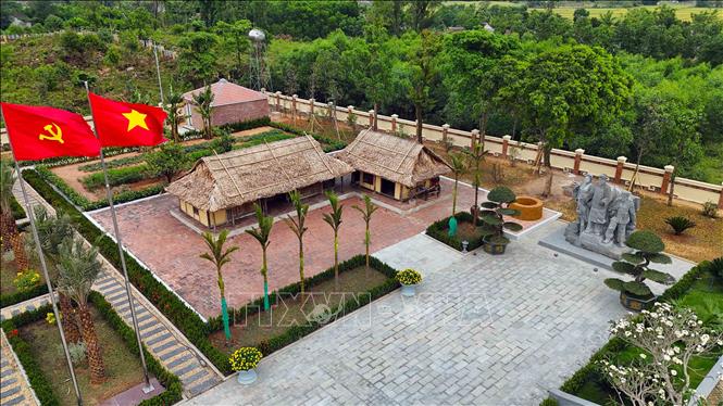 Điểm nhấn của khu lưu niệm là ngôi nhà tranh 5 gian gắn liền với cuộc đời cách mạng của đồng chí Tổng Bí thư Hà Huy Tập được phục dựng lại. Ảnh: Hữu Quyết - TTXVN 