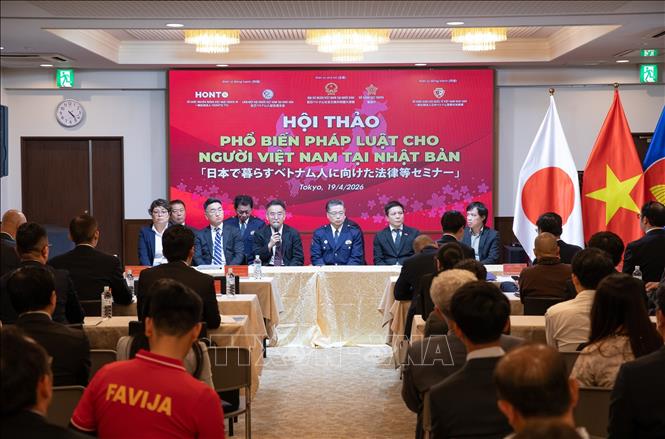 Đại diện TMPD và lãnh đạo Đại sứ quán giải đáp thắc mắc cho kiều bào trong phần 