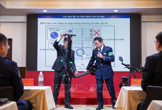 Đại diện Phòng An toàn giao thông của TMPD giới thiệu về các loại xe đạp và luật mới dành cho người đi xe đạp. Ảnh: Xuân Giao – PV TTXVN tại Nhật Bản 