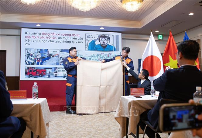 Cảnh sát Tokyo hướng dẫn một số biện pháp ứng phó trong trường hợp xảy ra thảm hoạ. Ảnh: Xuân Giao – PV TTXVN tại Nhật Bản 