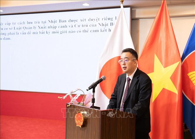 Đại diện Cơ quan Quản lý xuất nhập cảnh và cư trú Nhật Bản giải thích những quy định cơ bản của các luật liên quan đến xuất nhập cảnh và cư trú tại Nhật Bản. Ảnh: Xuân Giao - PV TTXVN tại Nhật Bản